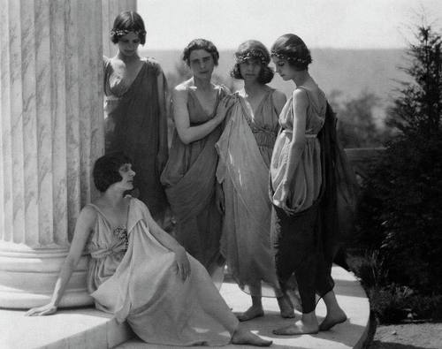 Arnold Genthe, Dancers by a column, 1920.jpg